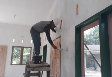 Hampir Rampung Satgas TMMD Kodim 0204/DS Kebut Pengecatan Musholla Al Kahfi