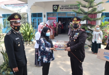 Kapolres Batu Bara Berikan Bingkisan Kepada Tim Vaksinator Puskesmas