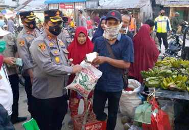Kapolres Batu Bara Bakti Sosial Ke Pedagang Inpres Tanjung Tiram