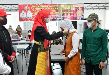 Ketua Dekranasda Batu Bara Buka Pelatihan Desainer Wastra Budaya