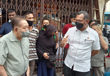 Toko di Kesawan Patuhi Aturan PPKM Darurat