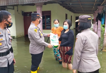 Kapolres Batu Bara Salurkan Sembako ke Korban Banjir di Sei Balai