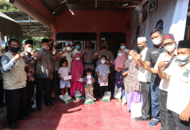 Kapolres Batu Bara Baksos ke Kaum Dhuafa Desa Durian Medang Deras