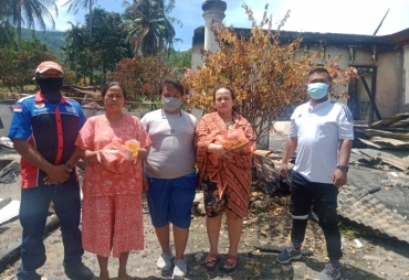 LSM dan Media-Seniman Salurkan Bantuan Sembako Bagi Korban Kebakaran Lau Kasumpat