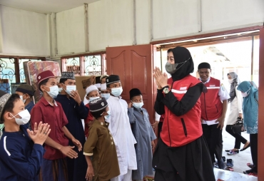 Maya Indriasari Berikan Bantuan Ke Panti Asuhan Khusnul Khatimah