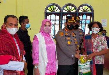 Bupati Batu Bara Bersama Kapolres Berbagi Sembako di Gereja GKPI Maranatha