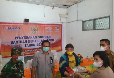 Bupati Karo Serahkan Bantuan Beras PPKM 2021