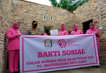 Kapolres Bersama Bhayangkari Polres Batu Bara Berbagi Sembako di Sei Balai