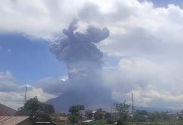 Gunung Sinabung Erupsi Kolom Abu Condong ke Timur dan Selatan