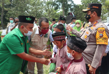 Kapolres Bersama PC NU Batu Bara Berbagi Sembako