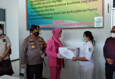 KSJ dan Bhayangkari Cabang Batu Bara Berikan Makanan di RSUD 