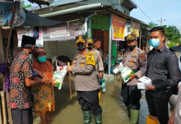 Kapolres Batu Bara Berikan 100 Paket Sembako Kepada Korban Banjir