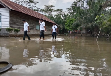 Kadin Batu Bara Berikan Sembako Untuk Korban Banjir di Nibung Hangus