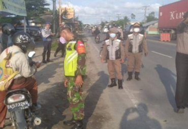 Petugas Gabungan Lakukan Penyekatan Kepada Warga yang Masuki Deliserdang