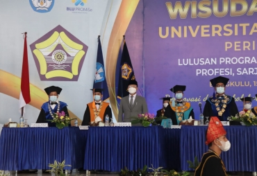 Sumbangkan Lagu Ibu Ciptaan Iwan Fals, Gubernur Rohidin Kepada Wisudawan UNIB : Buatlah Orang Tua Bahagia