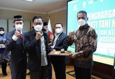 Musa Rajekshah Terima Penghargaan Lencana Adhi Bhakti Tani Nelayan