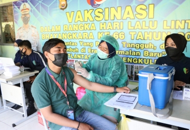 Hari Lalu Lintas, Polda Bengkulu Gelar Vaksinasi di Sekolah