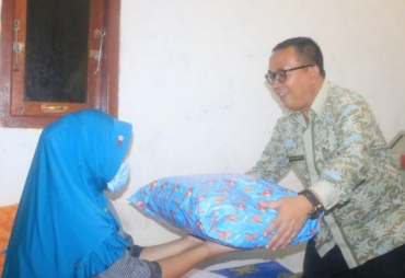 Dibantu Program HD Bersalin, Pasangan Ini juga Dapat Bingkisan Kado dari Kominfo