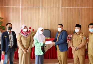 Penyerahan Bantuan Paket Vitamin Dan Masker Melalui Karang Taruna Serta Apresiasi Terhadap Pelajar Berprestasi