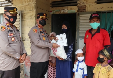 Kapolres Batubara Berikan Sembako Ke Syuhada Warga Laut Tador
