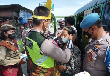 Personil Sat Lantas Polres Batu Bara Kenakan Baju Adat Melayu Dalam Ops Patuh Toba