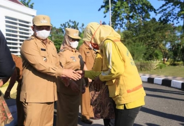 Bupati Labuhanbatu Berikan Bingkisan Kepada Pasukan Kuning 