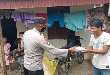 Jum’at Berkah, Polres Benteng Bagikan Nasi Kotak untuk Masyarakat Terdampak Pandemi