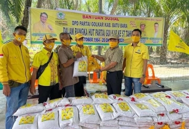 HUT ke-57 Golkar Ismar Khomri Berikan Sembako ke Masyarakat