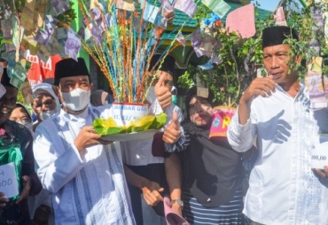 Keunikan Tradisi Jambar Uang Selimuti Rangkaian Maulid Nabi