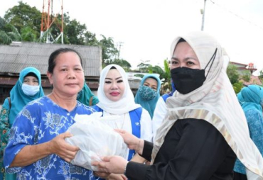 Rasa Cinta dan Peduli Tim PKK GOW DWP Kompak Salurkan Ratusan Sembako ke Warga Korban Banjir