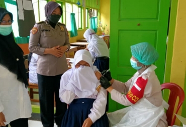 Polres BU Gelar Gerai Vaksin Mobile di SMP Negeri 04