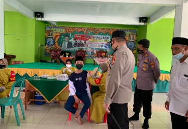 Buka Gerai Presisi di Ponpes MI Polres BS Vaksin 332 Peserta