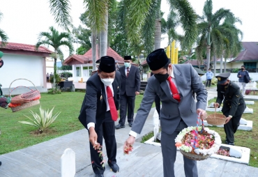 Hari Pahlawan Pemkab BU Gelar Upacara Ziarah Kubur dan Tabur Bunga