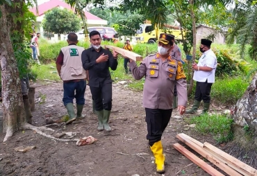 Kapolres Batubara Bersama KSJ Renovasi Rumah Tenun Warga Desa Air Hitam