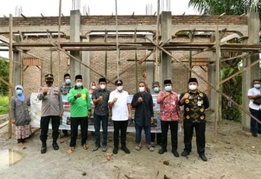 Bupati Zahir Berikan Bantuan 100 Sak Semen Ke Yayasan Pesantren
