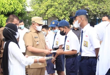 Bupati Hadiri Pemberian Santunan kepada Siswa Yatim Piatu SMPN 3 Labuhanbatu
