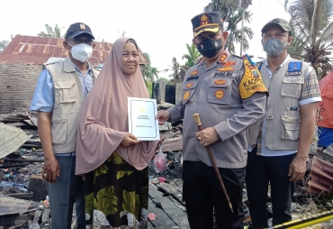 Kapolres Batubara Bersama KSJ Beri Bantuan Kepada Korban Kebakaran Tanjung Tiram