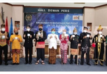 Tongkat Walikota Bengkulu Curi Perhatian Audiens di Acara Anugerah Kebudayaan PWI