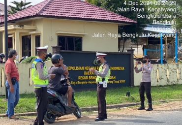 Polres Benteng Beri Himbauan dan Bagikan Masker