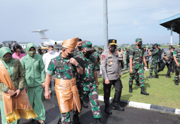 Kapolda Sumut Sambut Kedatangan KSAD di Lanud Soewondo