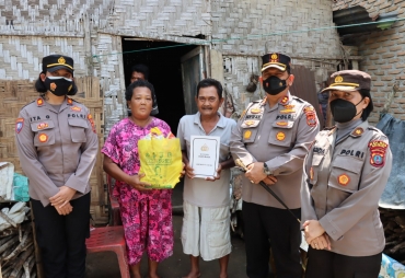Kapolres Batubara Beri Sembako Kepada Masyarakat Desa Sumber Padi