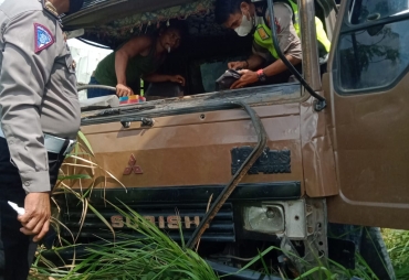 Laka Tunggal Truk Fuso Akibatkan Sopir Tewas Di Tempat