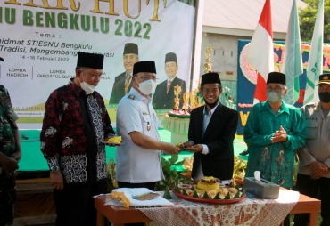 HUT ke 6 STIESNU Gubernur Rohidin: Kampus Berkembang Bengkulu Maju