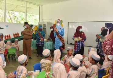 Maya Zahir Ajarkan Pola Asuh Anak di Era Gadget