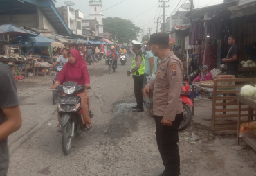 Cegah Kemacetan Personel Polsek Air Joman Giat Pengaturan Lalu Lintas