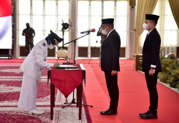 Gubsu Lantik Wakil Walikota Menjadi Walikota Siantar