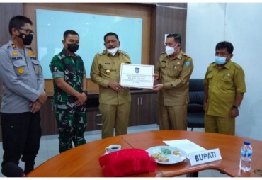 Bupati BU Serahkan Bantuan Kemanusiaan Senilai Rp 112 Juta Untuk Korban Erupsi Gunung Semeru di Lumajang