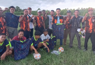 Peduli Olahraga Ketua PP Nibung Hangus Berikan Kostum Bola