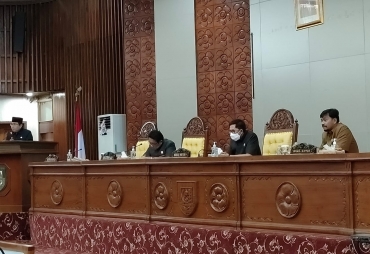 Gubernur Sampaikan Pandangan Terhadap Perda Inisiatif DPRD