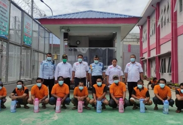 Rutan Kabanjahe Berikan Bantuan Termos Bagi WNP
